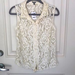 White lace sleeveless button up top